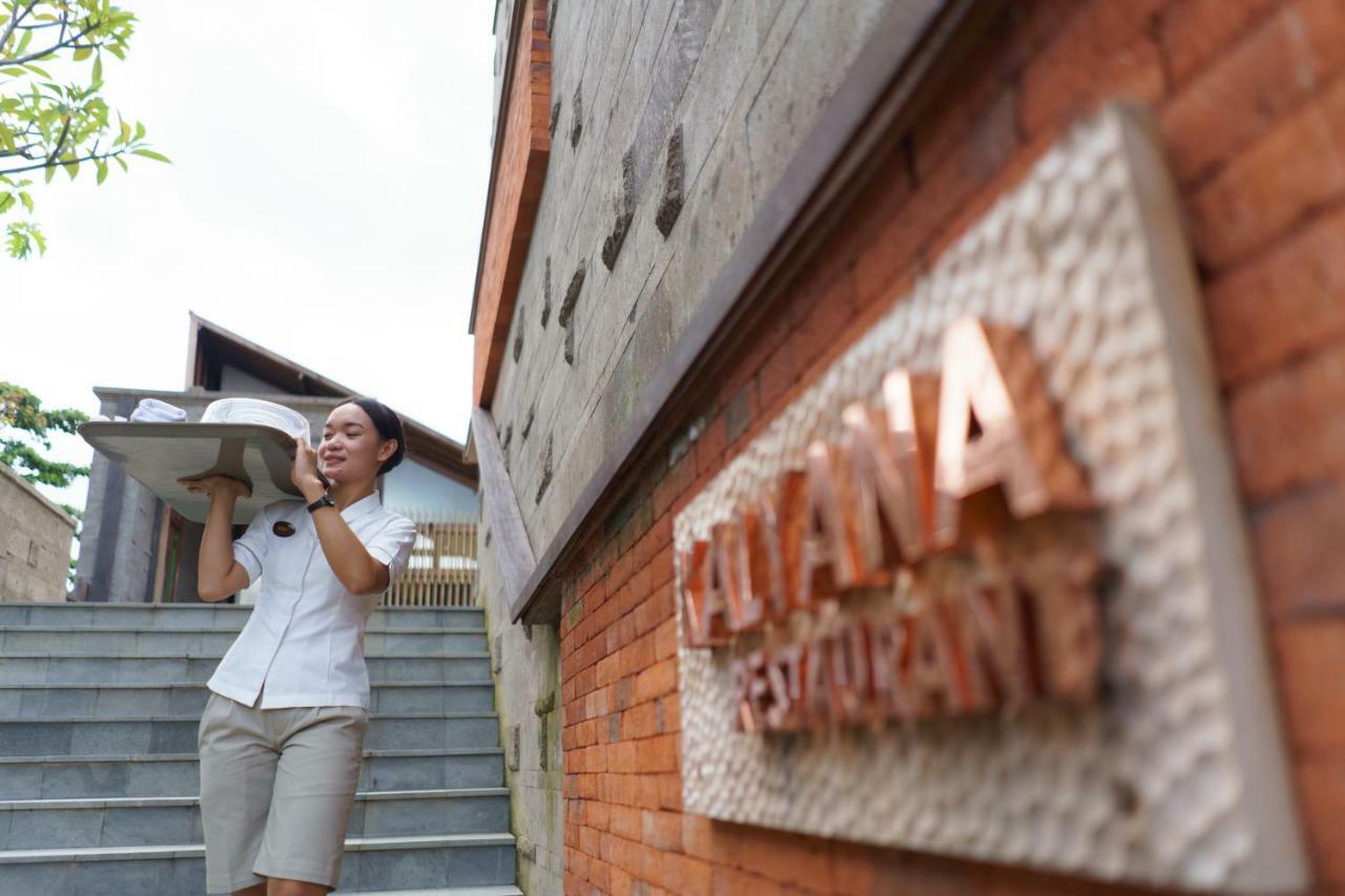 Tejaprana Bisma - Chse Certified Hotel Ubud  Luaran gambar A staff member at the entrance of the museum